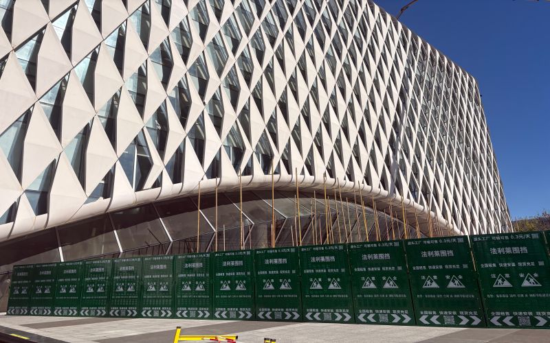 北京建筑大学大兴校区施工项目-建筑钢板围挡施工现场